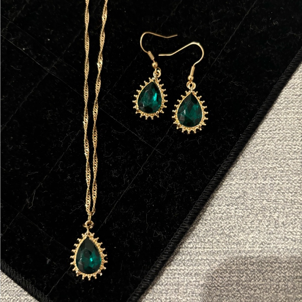 SOLD Gold tone/green gemstone teardrop jewelry: pendant necklace dangle earrings
